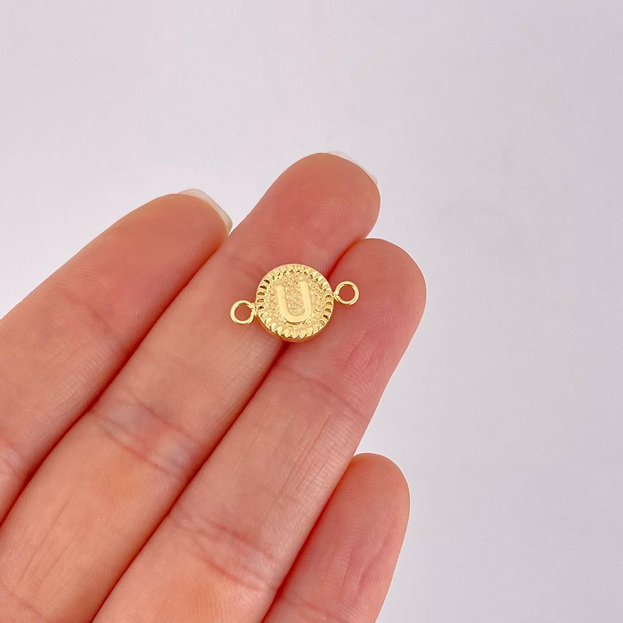 Herraje Letra U Marco Bordeado 0.55g / 1.7cm Oro Amarillo 18K