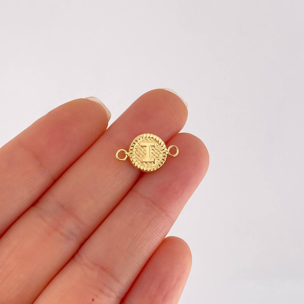 Herraje Letra I Marco Bordeado 0.6g / 1.7cm Oro Amarillo 18K