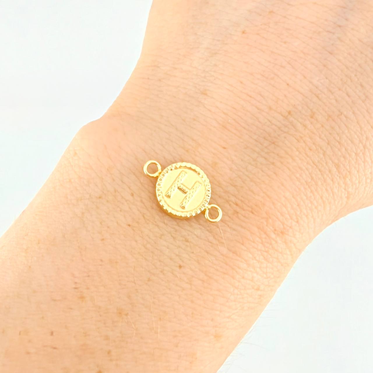 Herraje Letra H Doble Textura 0.6g / 1.7cm Oro Amarillo 18K