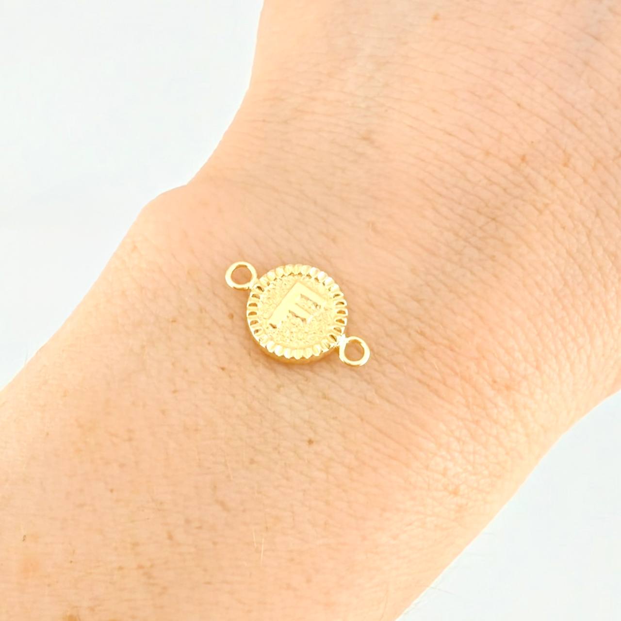 Herraje Letra F Marco Bordeado 0.55g / 1.7cm Oro Amarillo 18K