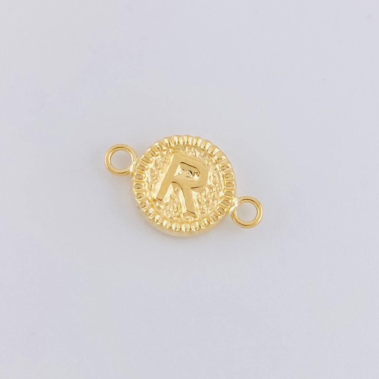 Herraje Letra R Marco Bordeado 0.55g / 1.7cm Oro Amarillo 18K