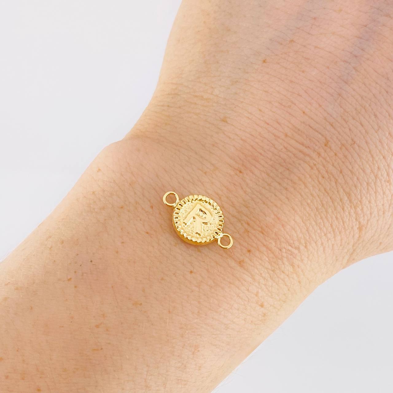 Herraje Letra R Marco Bordeado 0.55g / 1.7cm Oro Amarillo 18K