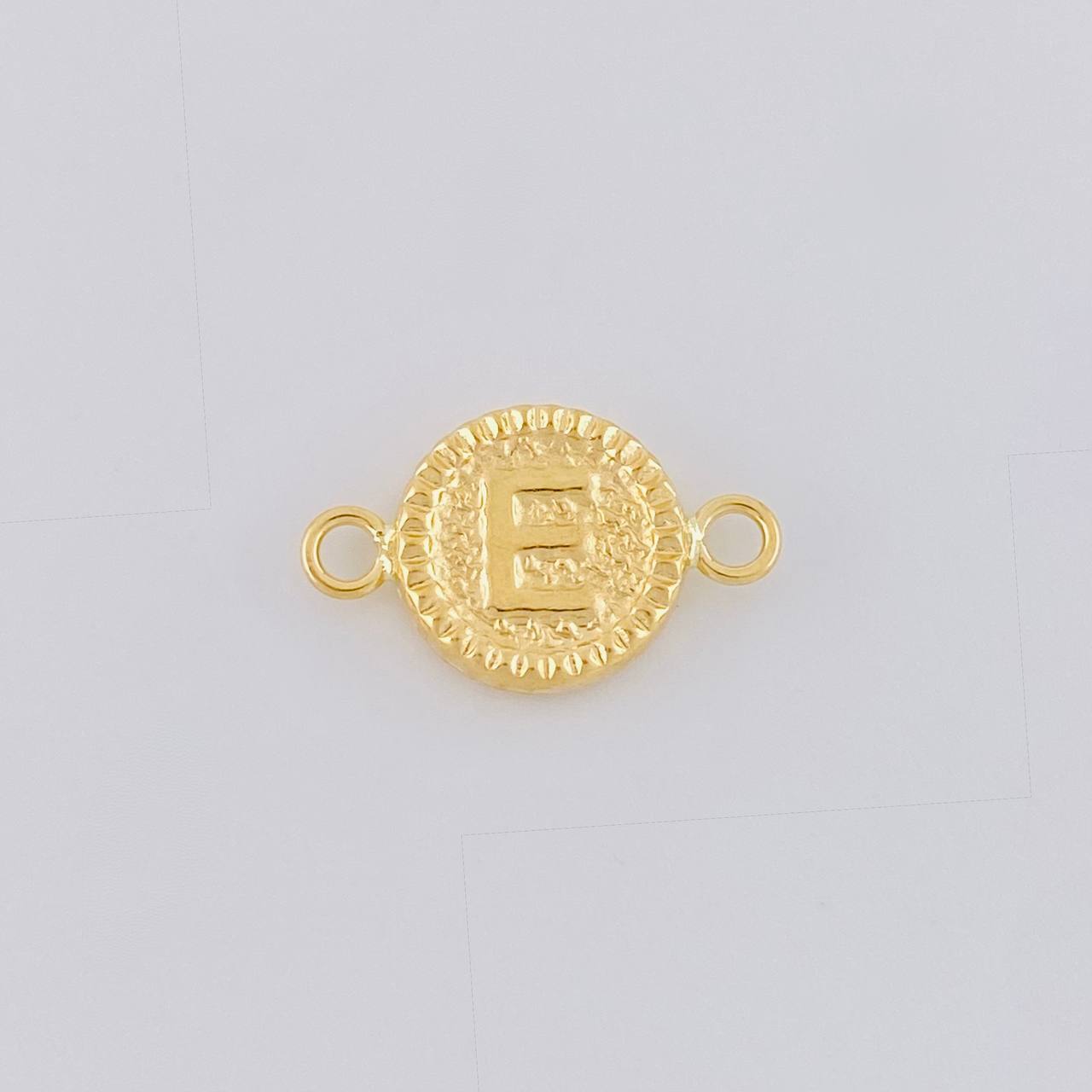 Herraje Letra E Marco Bordeado 0.55g / 1.7cm Oro Amarillo 18K