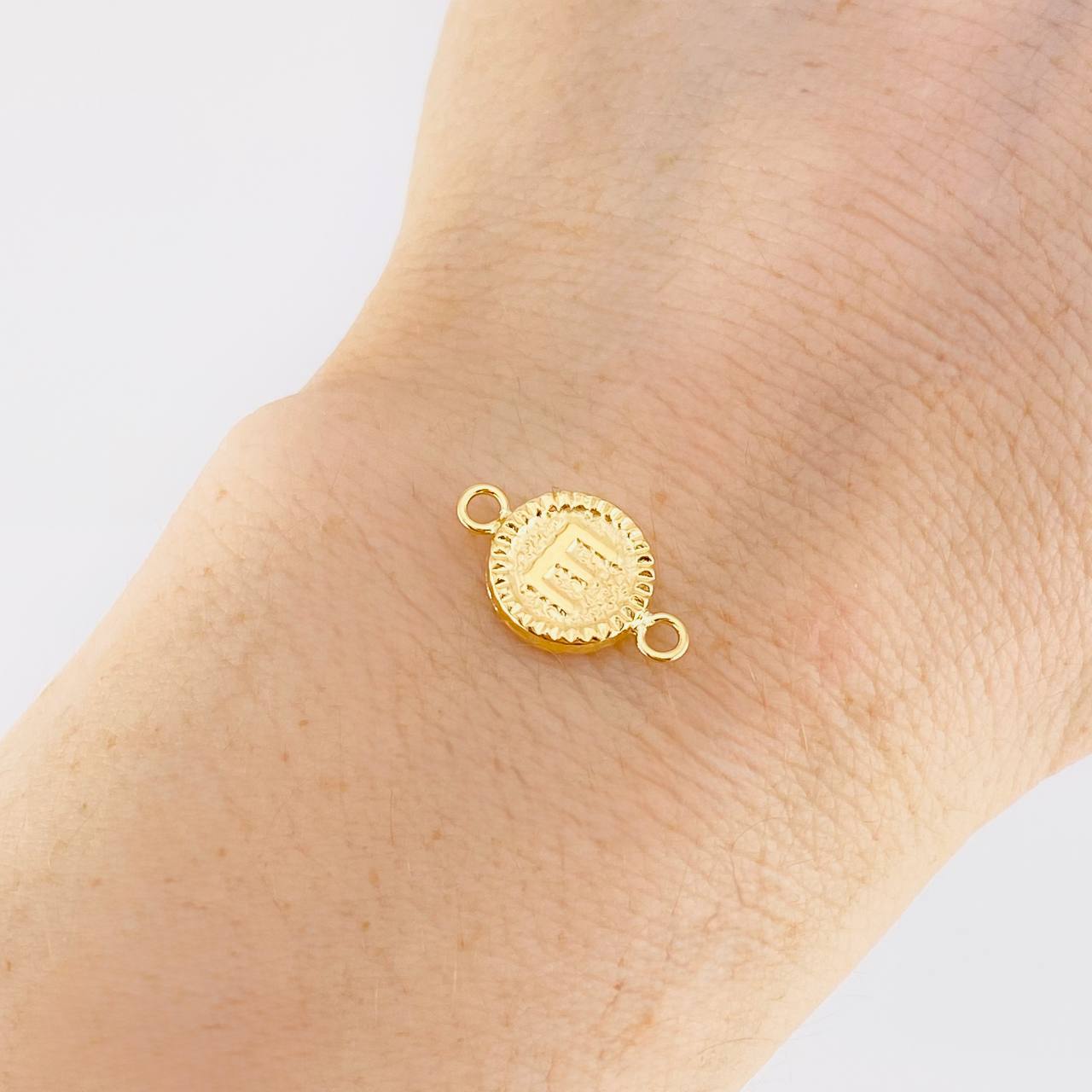 Herraje Letra E Marco Bordeado 0.55g / 1.7cm Oro Amarillo 18K