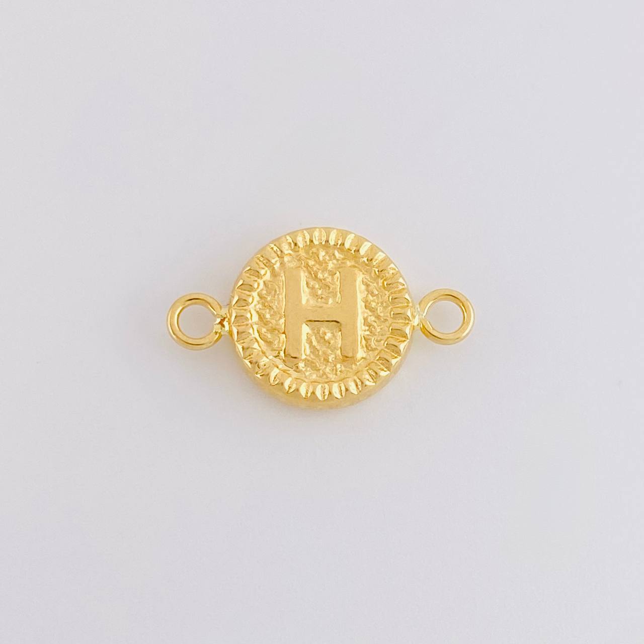 Herraje Letra H Marco Bordeado 0.6g / 1.7cm Oro Amarillo 18K