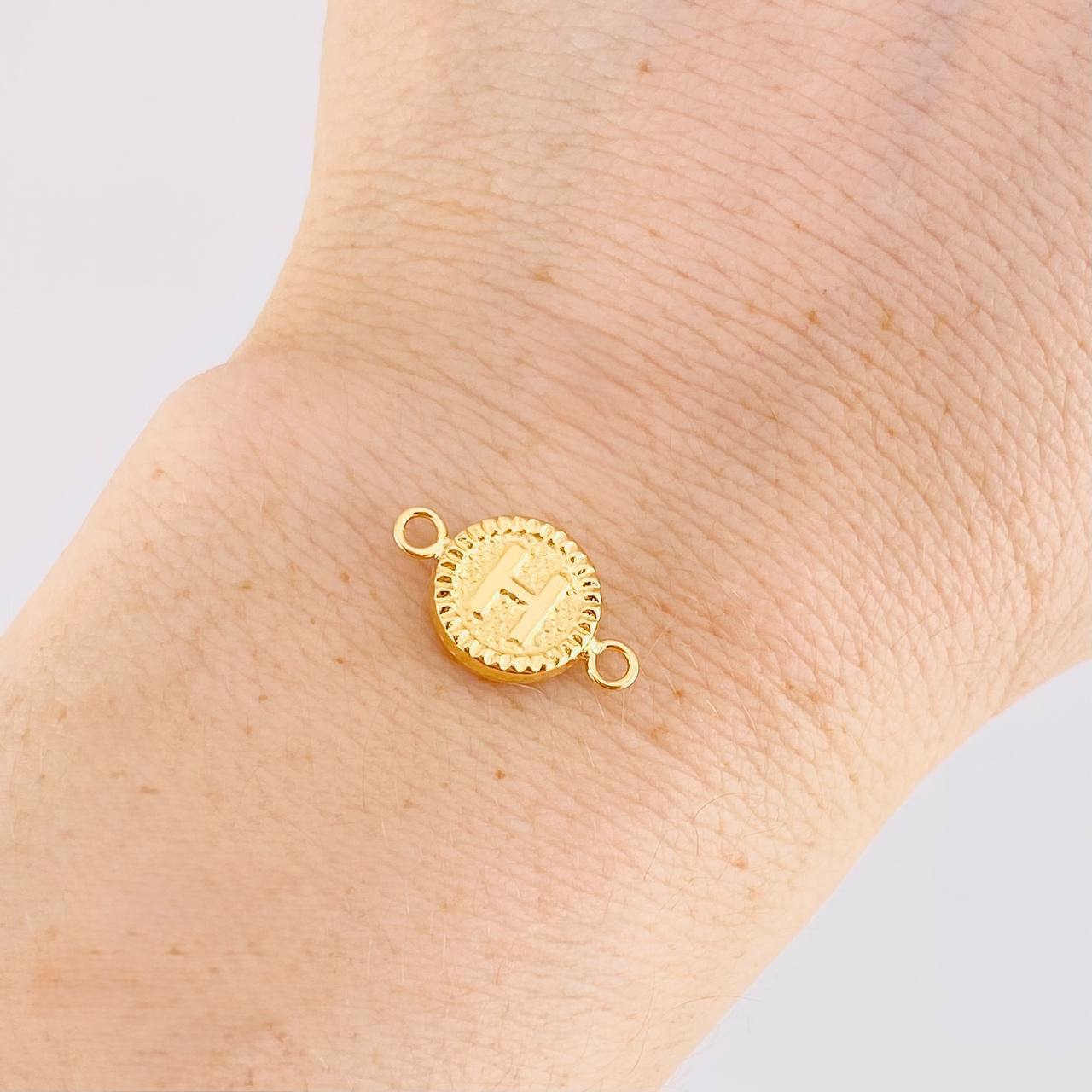 Herraje Letra H Marco Bordeado 0.6g / 1.7cm Oro Amarillo 18K
