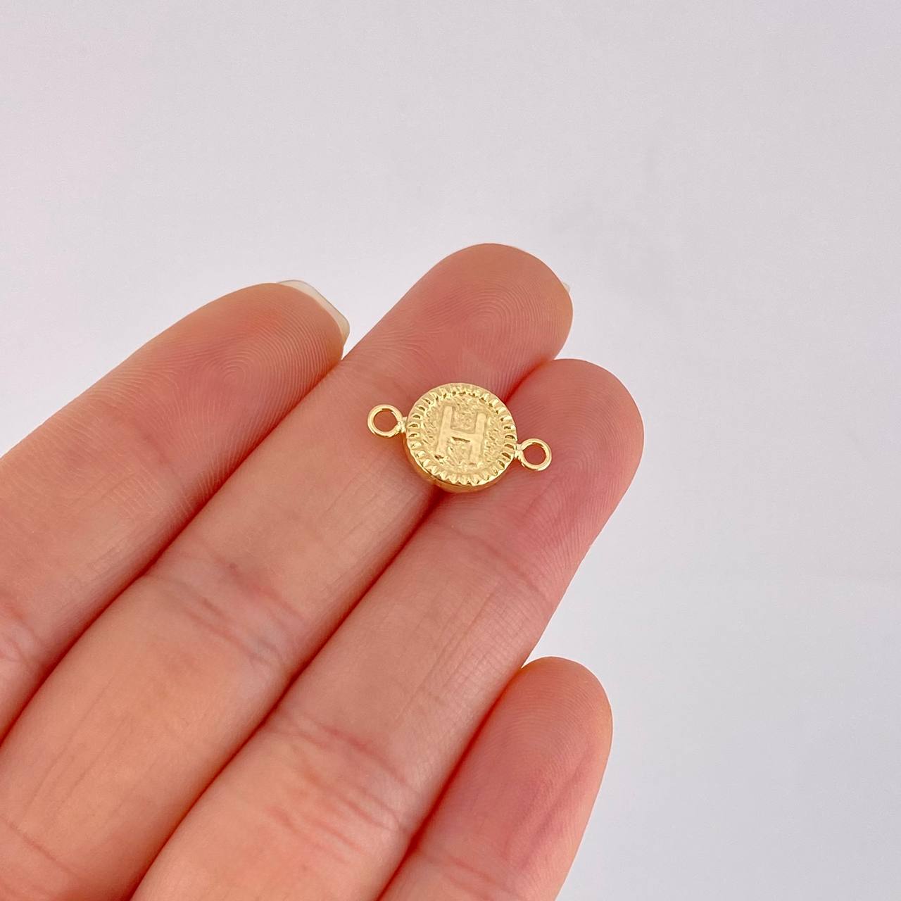 Herraje Letra H Marco Bordeado 0.6g / 1.7cm Oro Amarillo 18K