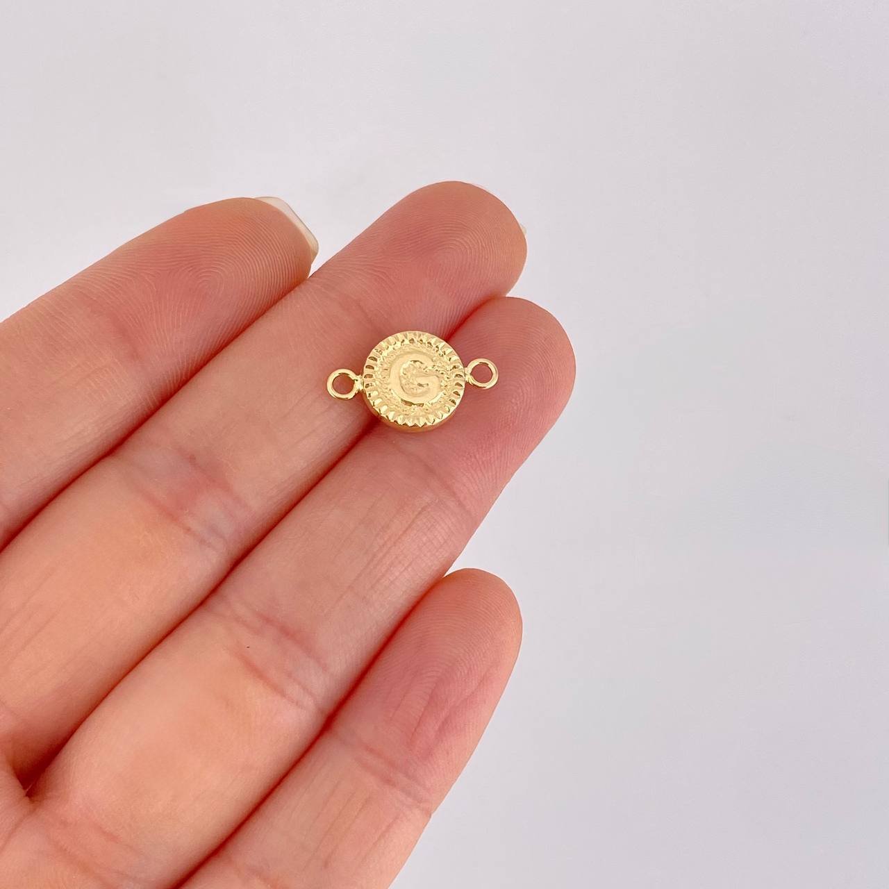 Herraje Letra G Marco Bordeado 0.6g / 1.7cm Oro Amarillo 18K
