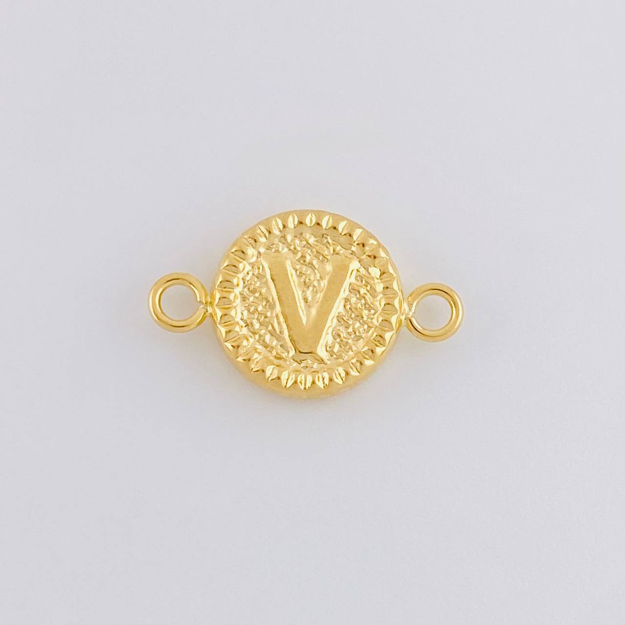 Herraje Letra V Marco Bordeado 0.6g / 1.7cm Oro Amarillo 18K