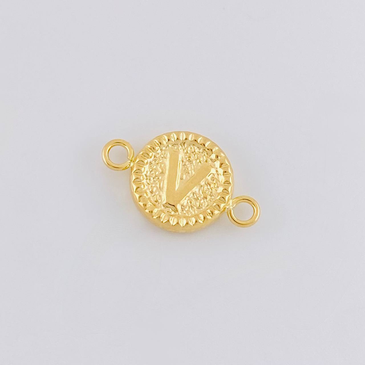 Herraje Letra V Marco Bordeado 0.6g / 1.7cm Oro Amarillo 18K