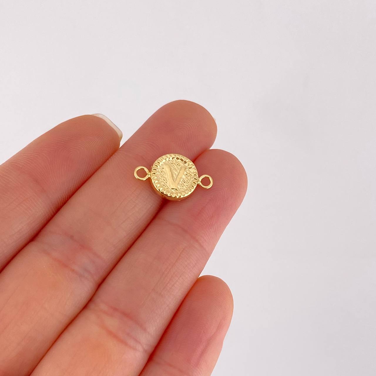 Herraje Letra V Marco Bordeado 0.6g / 1.7cm Oro Amarillo 18K