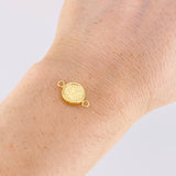 Herraje Letra V Marco Bordeado 0.6g / 1.7cm Oro Amarillo 18K
