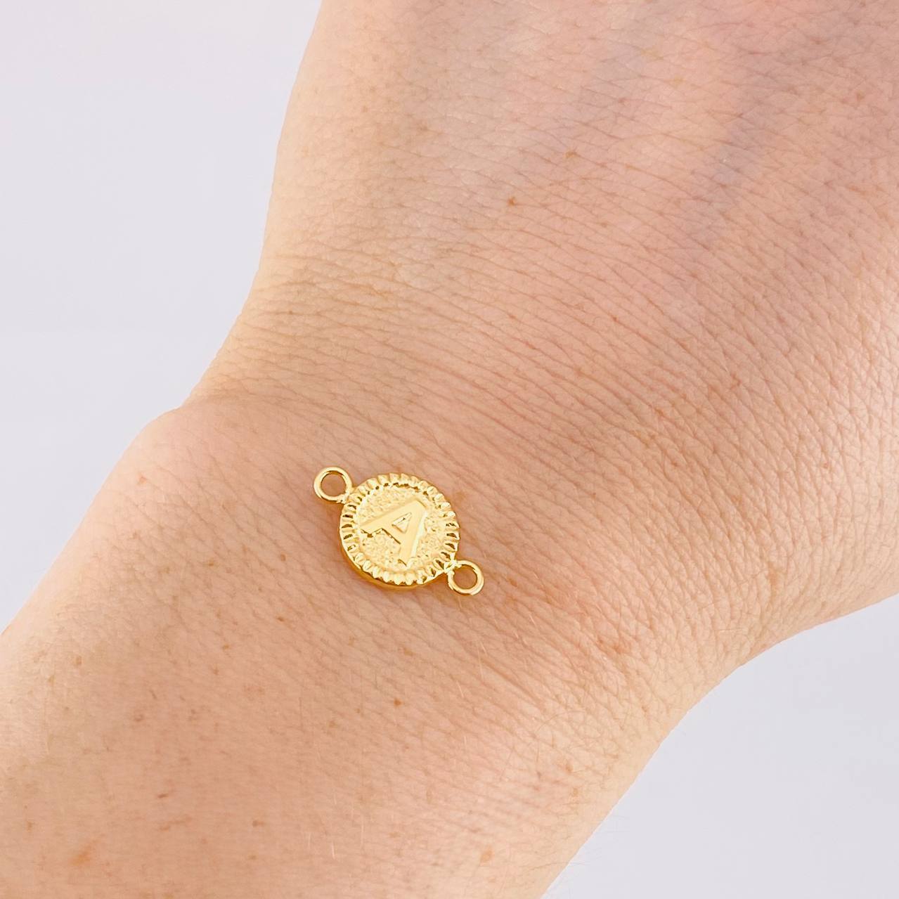 Herraje Letra A Marco Bordeado 0.55g / 1.7cm Oro Amarillo 18K