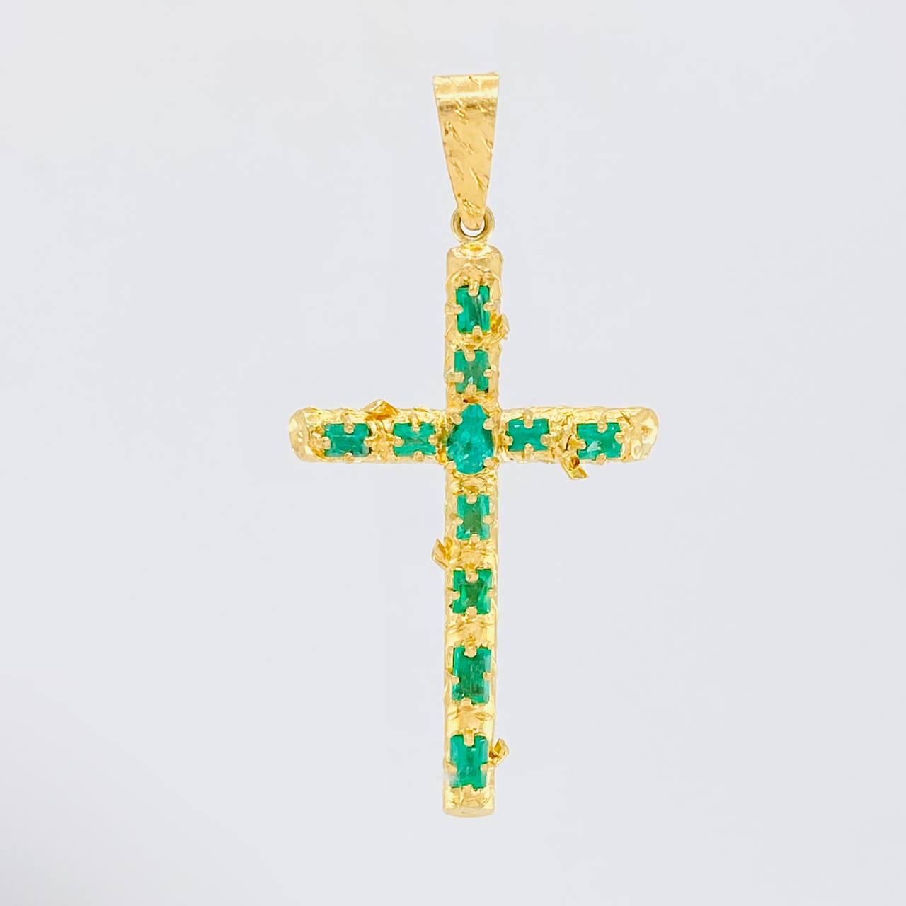 Dije Cruz Tronco Esmeraldas 5,10 Qts 6.7 g / 6.1 cm Oro Amarillo 18K