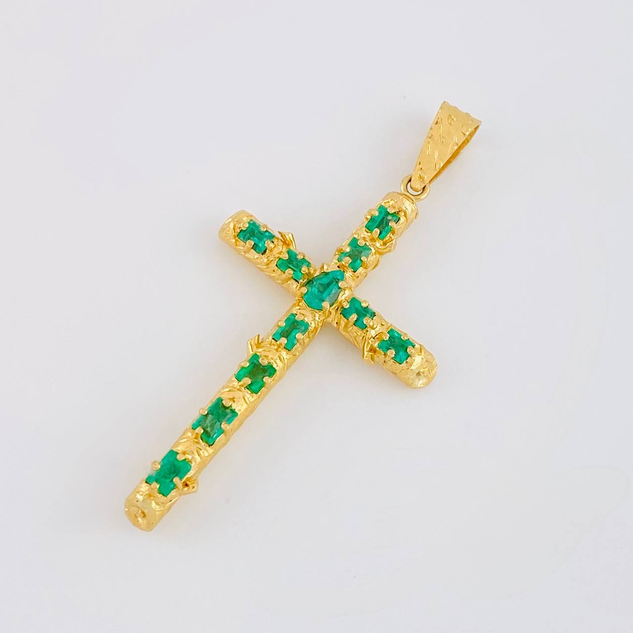 Dije Cruz Tronco Esmeraldas 5,10 Qts 6.7 g / 6.1 cm Oro Amarillo 18K
