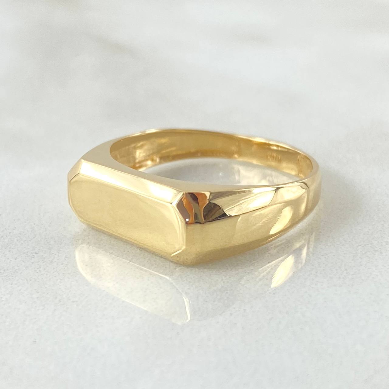 Anillo Rectangulo Liso 3.75gr / T9 3/4 / Oro Amarillo 18K ©
