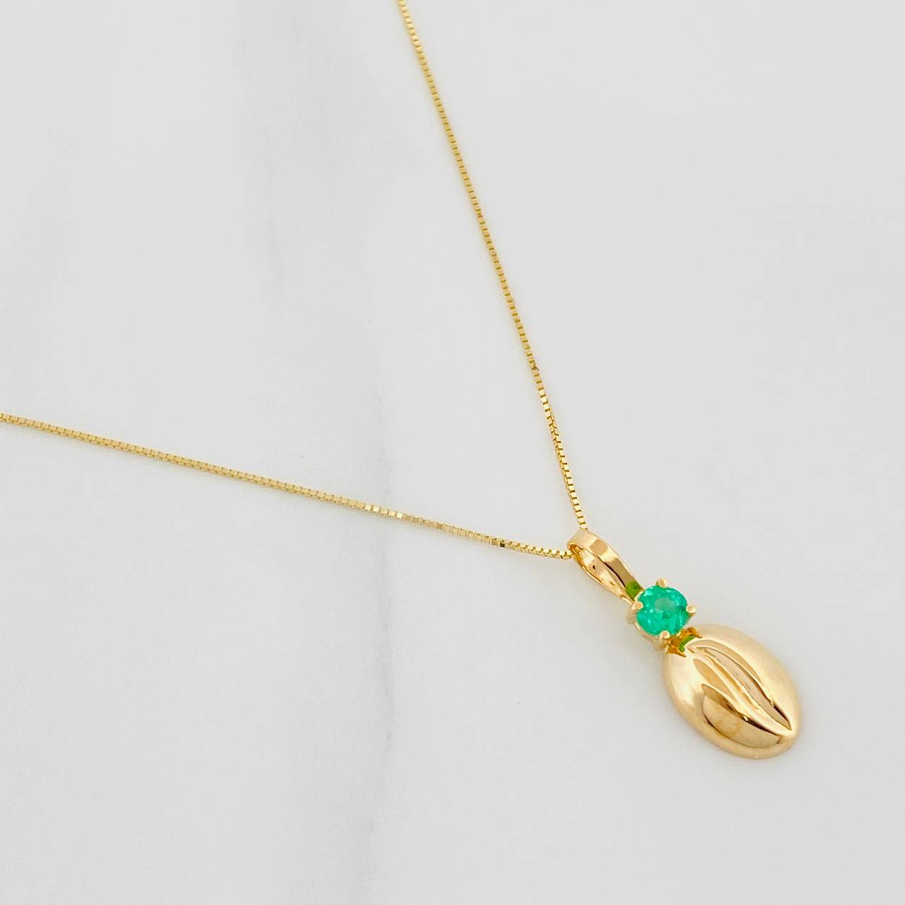 Set Cadena Veneciana + Dije Grano Cafe Esmeralda 0.8Pts / 1.35 g / 50 cm Oro Amarillo 18K