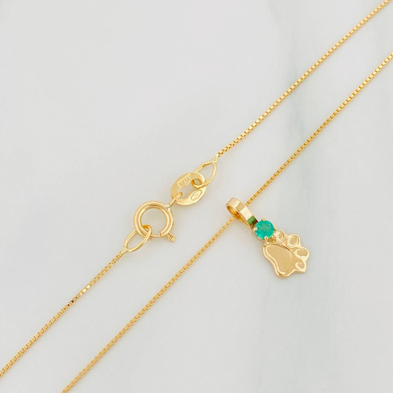 Set Cadena Veneciana + Dije Huella Esmeralda 03Pts / 1.15 g / 45 cm Oro Amarillo 18K
