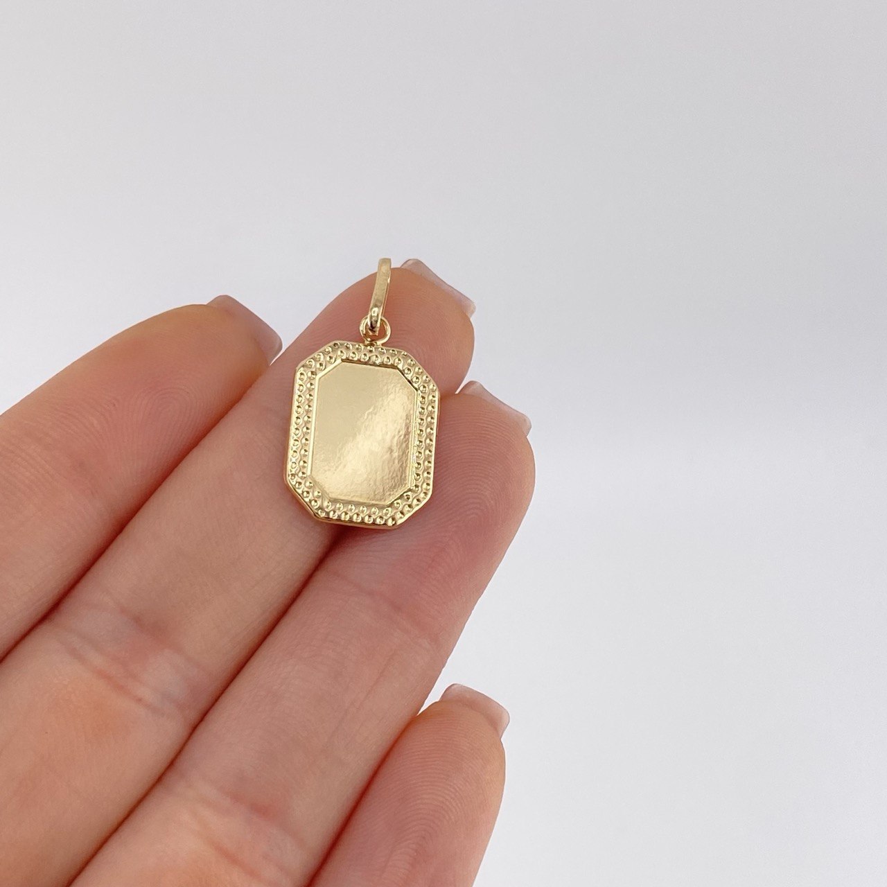 Dije Placa Marco Bordeado 0.55 g / 2.1 cm Oro Amarillo 18K