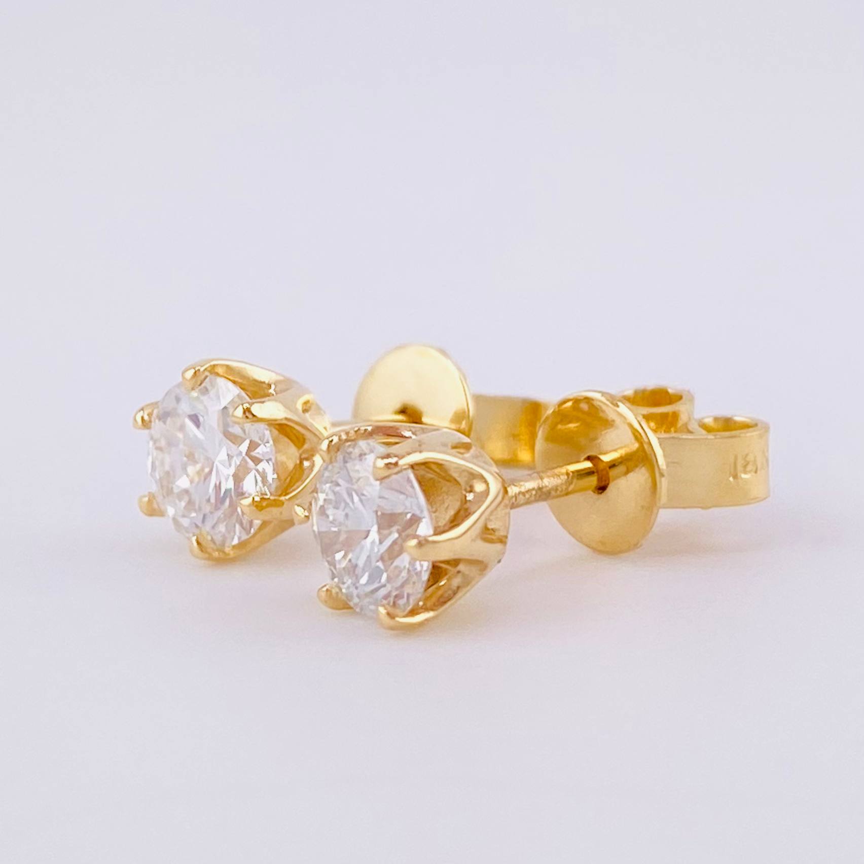 Topos Seis Garras Diamantes 1,3 Qts 2.05 g / 5.1 mm Oro Amarillo 18K