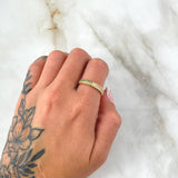 Anillo Cubano Bifurcado 2.4gr / T7 3/4 / Circones Blancos Verdes Oro Amarillo 18K