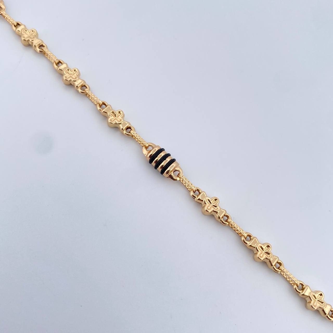 Pulso Rustico Barril Trebol 4.6gr / 22.3cm / 4.6mm Trebol Cauchos Negros Oro Amarillo 18K $