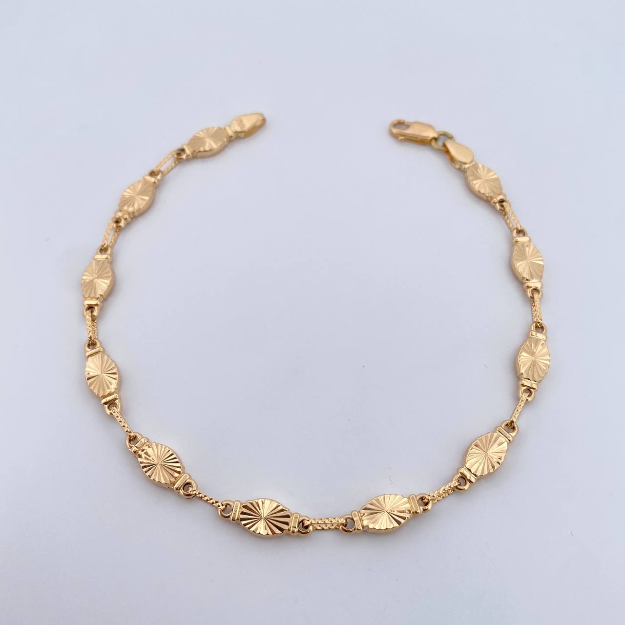 Pulso Rustico Eslabon 4.95gr / 21.3cm / 5.2mm Diamantado Oro Amarillo 18K $