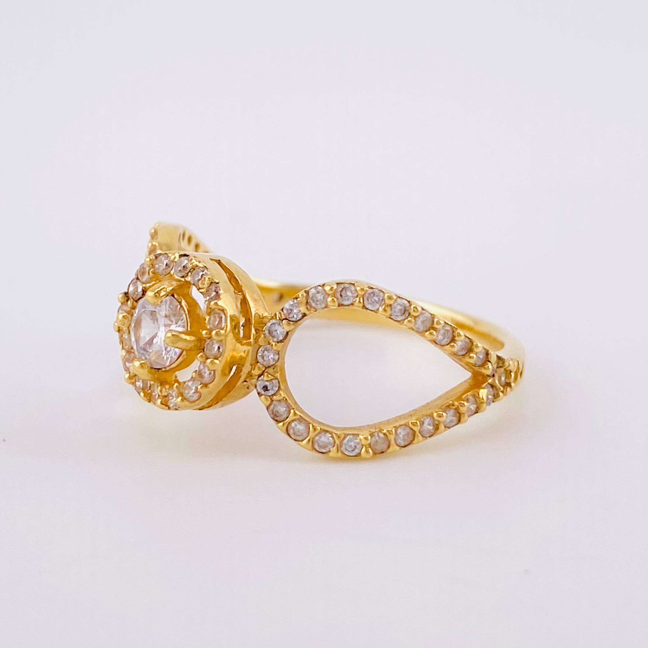 Anillo Solitario Abrazo Curvo 2.45gr / T5 3/4 / Circones Blancos Oro Amarillo