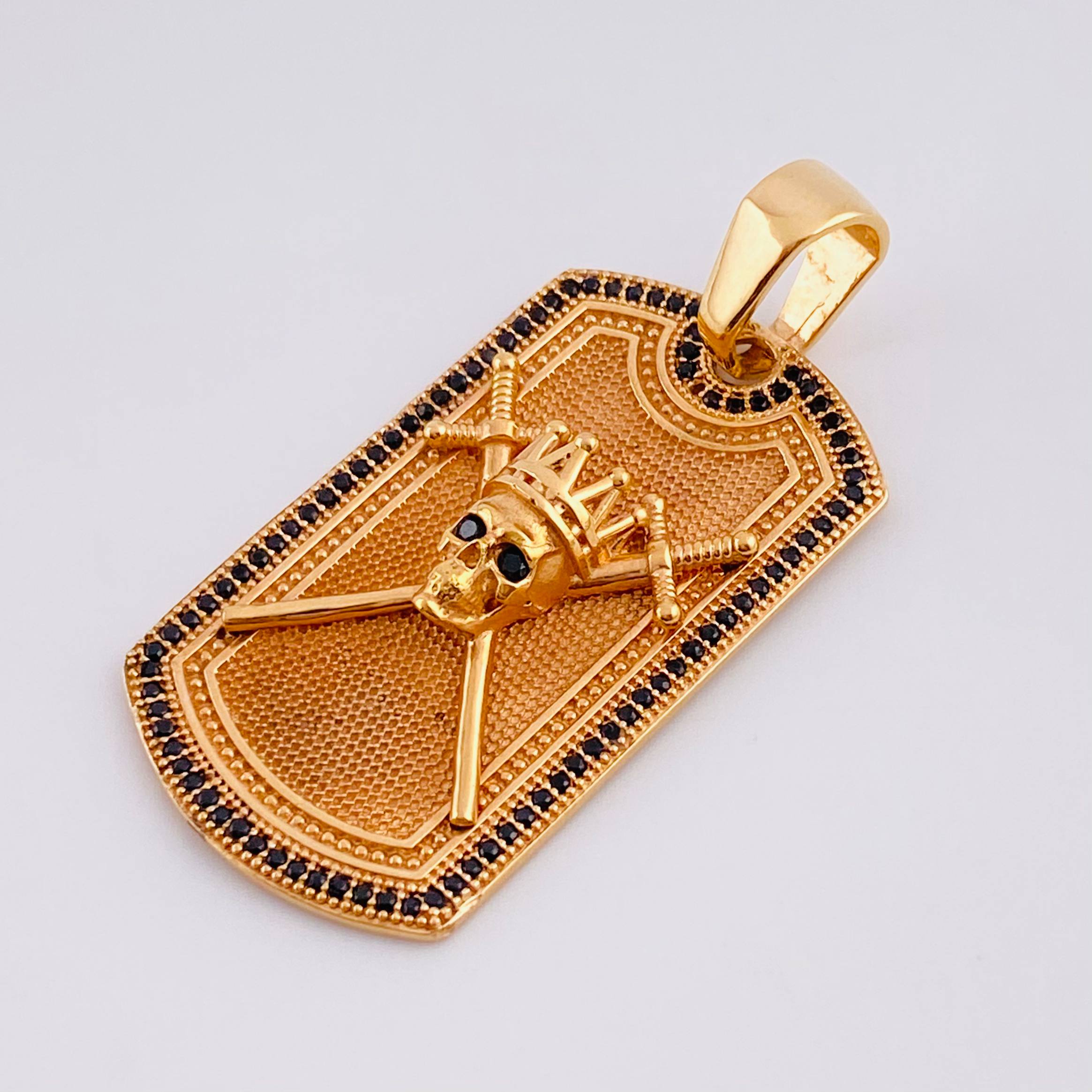 Dije Placa Calavera Espadas 14.6gr / 4.5cm / Rectangulo Circones Negros Oro Rosa