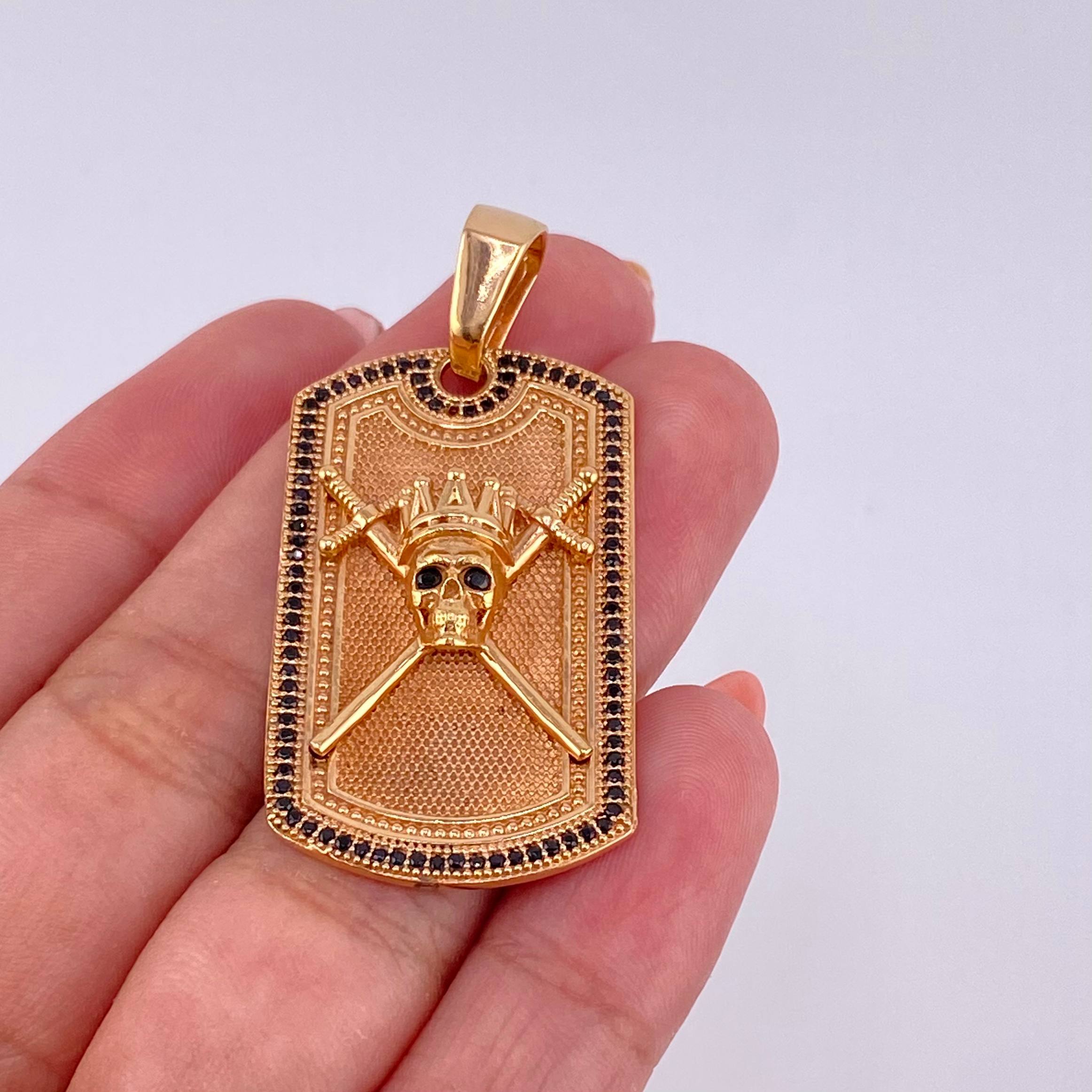 Dije Placa Calavera Espadas 14.6gr / 4.5cm / Rectangulo Circones Negros Oro Rosa