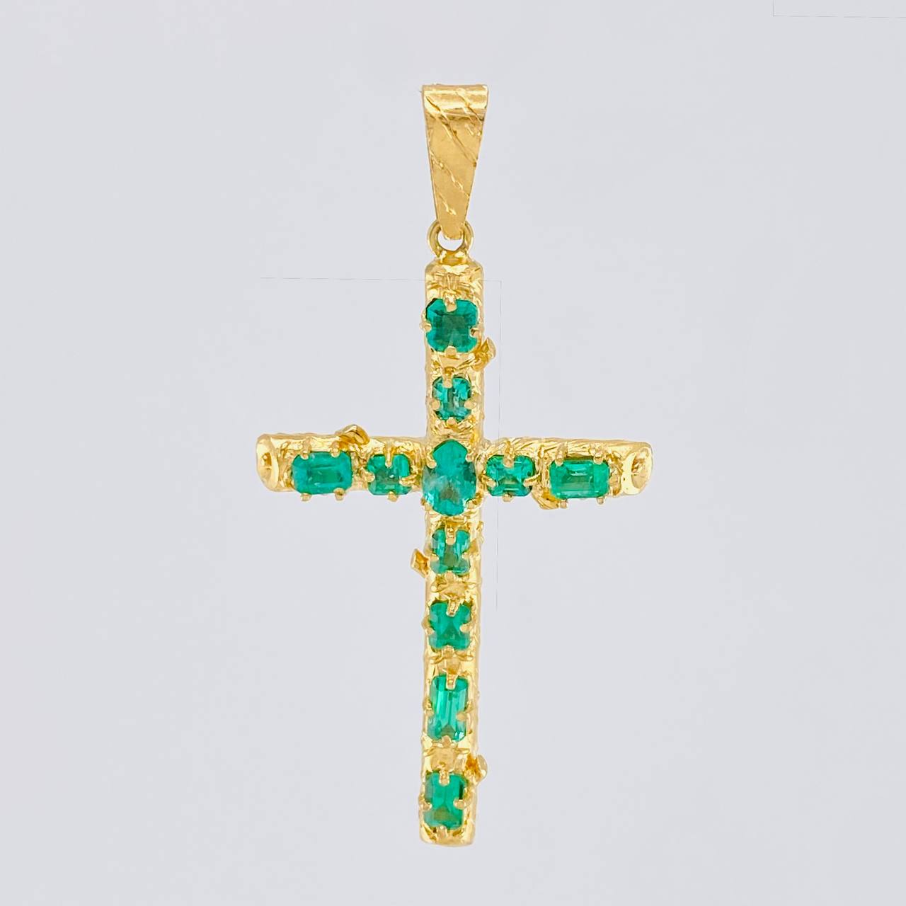 Dije Cruz Tronco Esmeraldas 5,10 Qts 6.6 g / 6.2 cm Oro Amarillo 18K