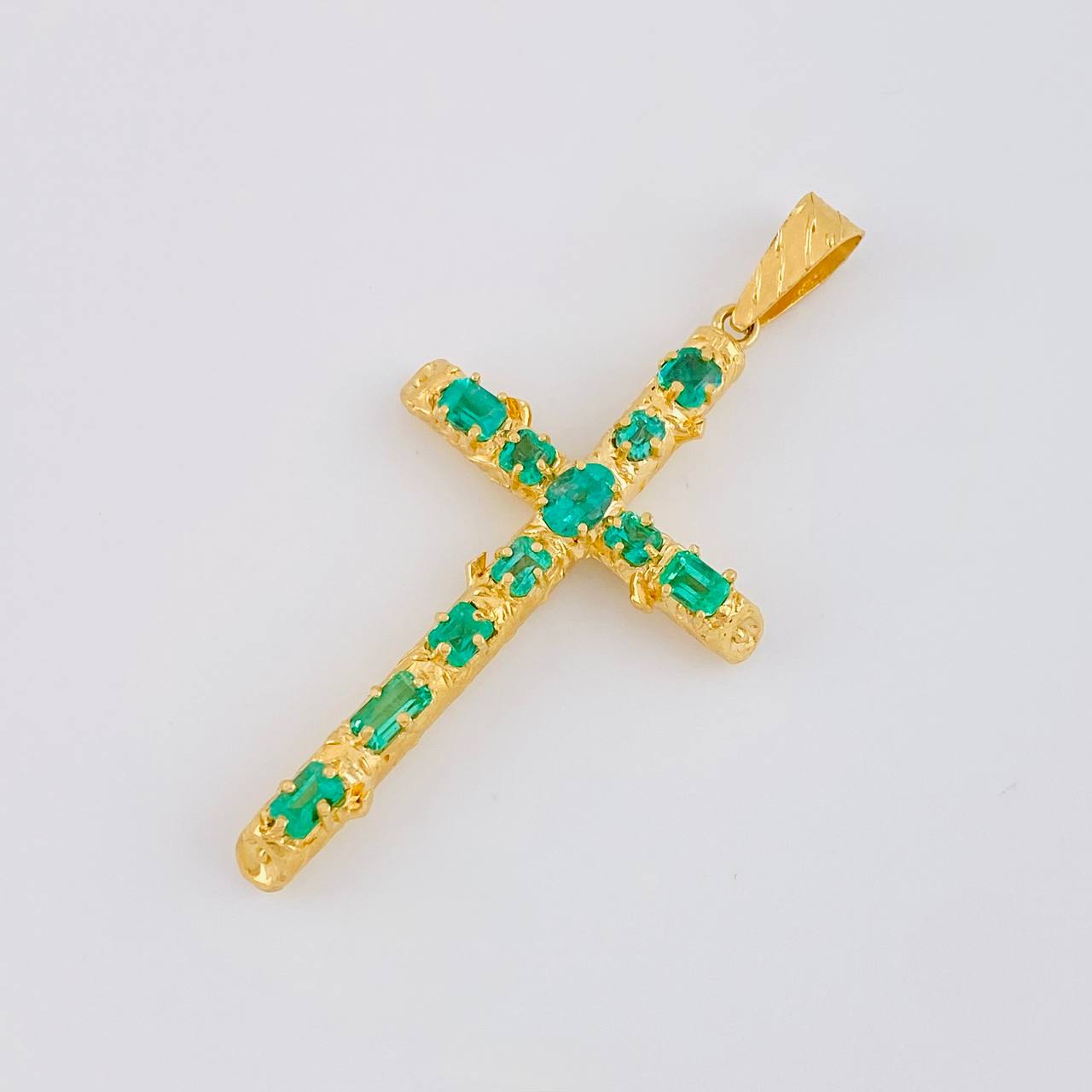 Dije Cruz Tronco Esmeraldas 5,10 Qts 6.6 g / 6.2 cm Oro Amarillo 18K