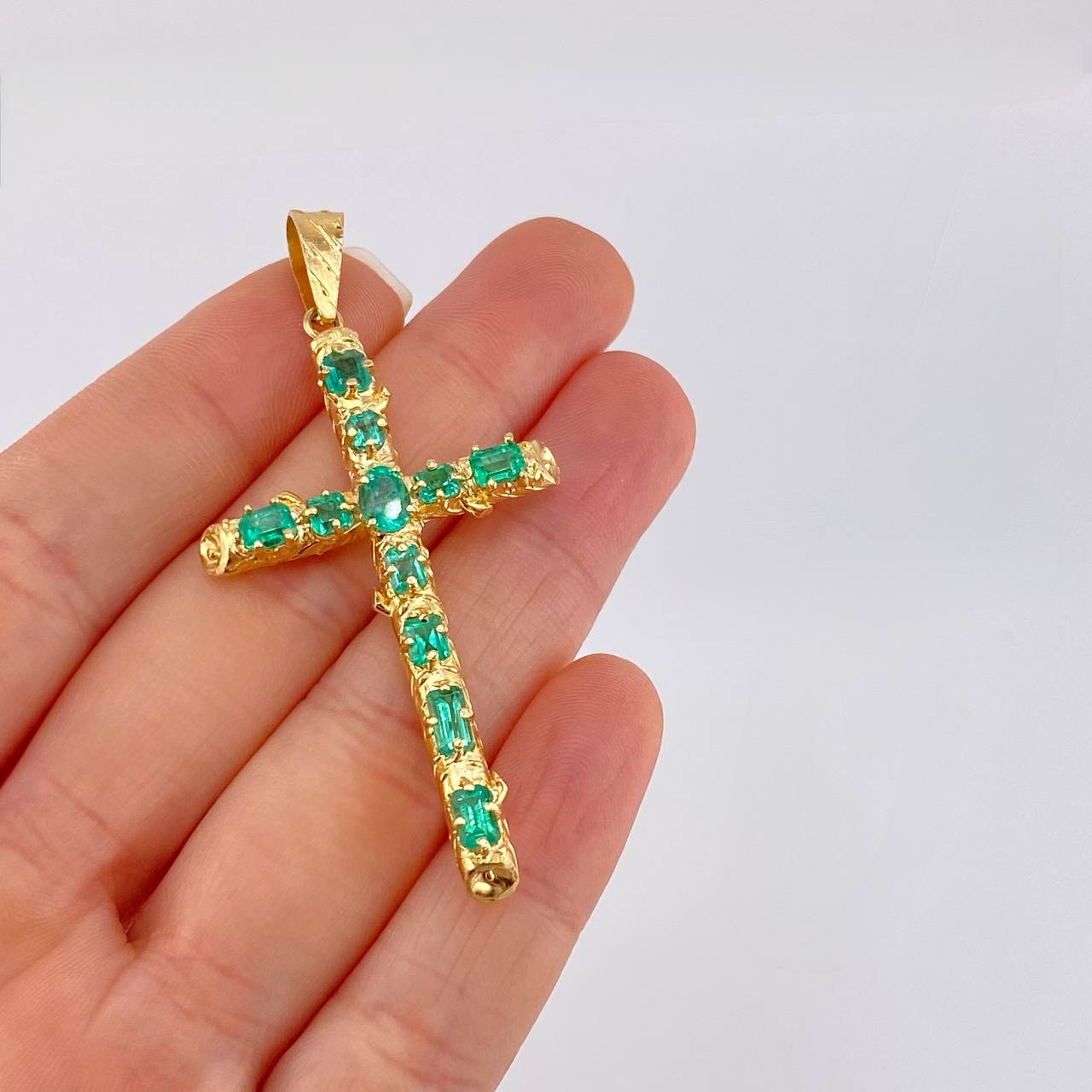 Dije Cruz Tronco Esmeraldas 5,10 Qts 6.6 g / 6.2 cm Oro Amarillo 18K