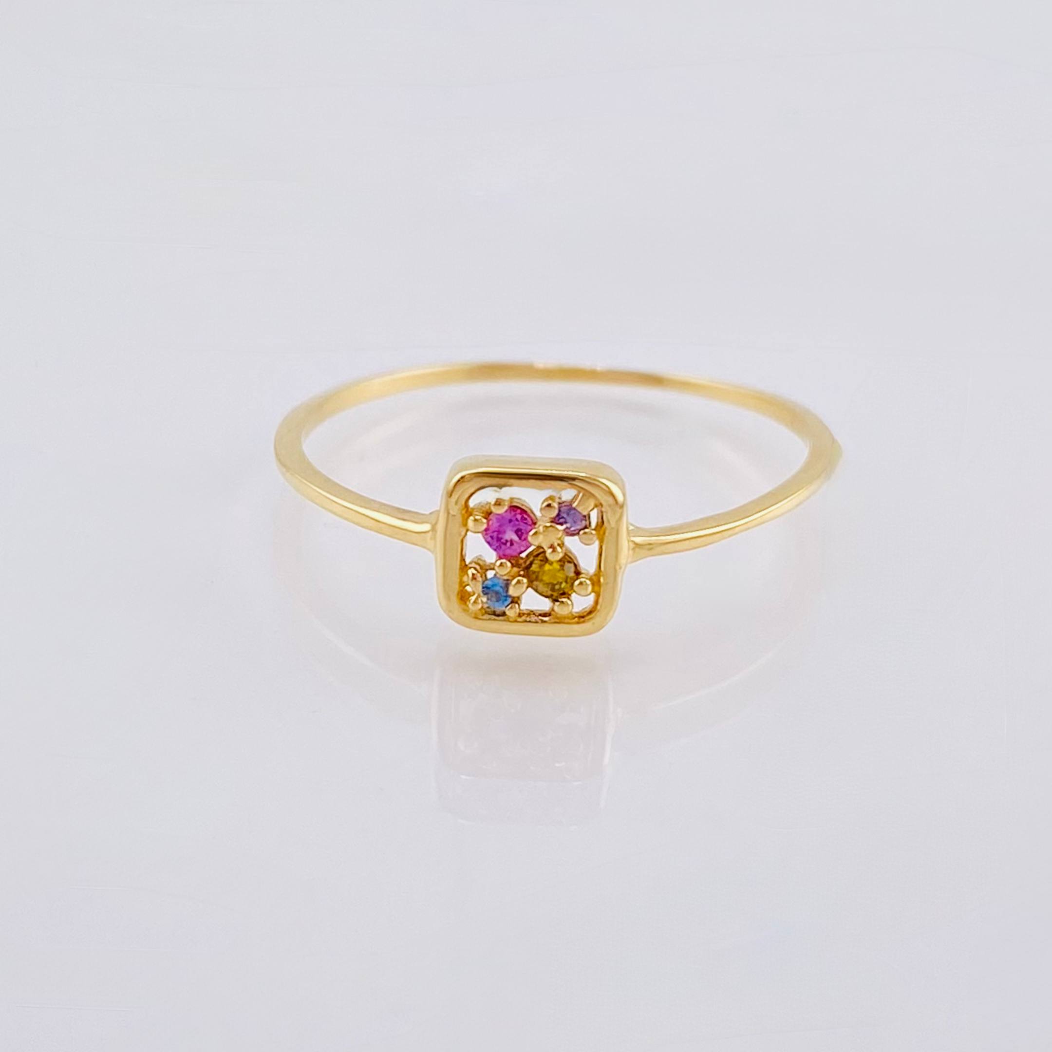 Anillo Recuadro Triqui 0.9 g / T4 1/2 Oro Amarillo 18K