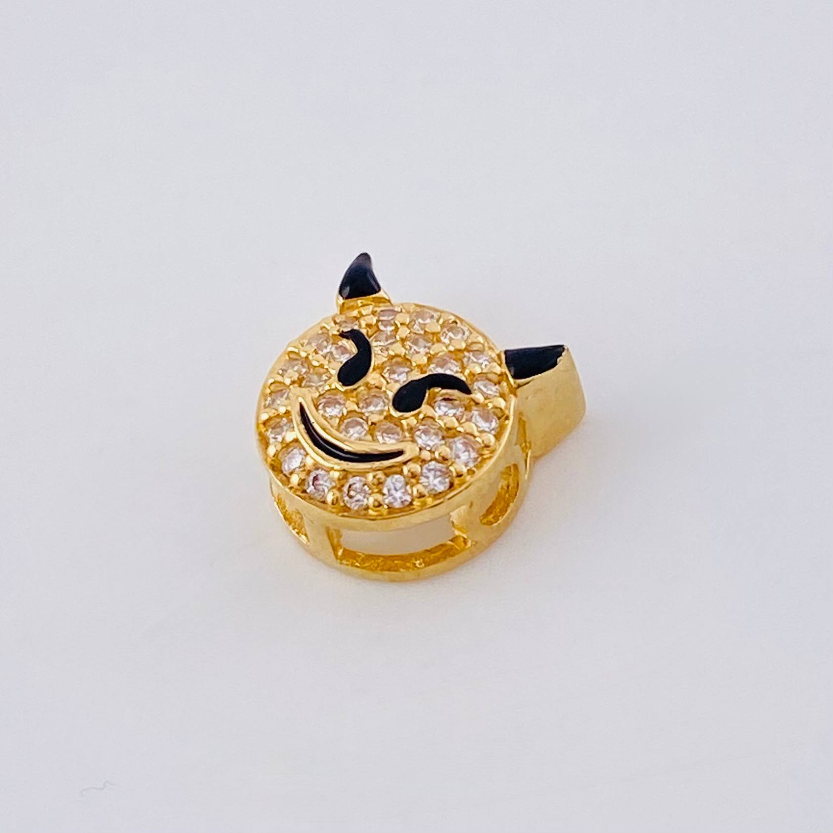 Herraje Emoji Diablo Cachos Negros 1.05gr / 0.8cm / Oro Amarillo 18K