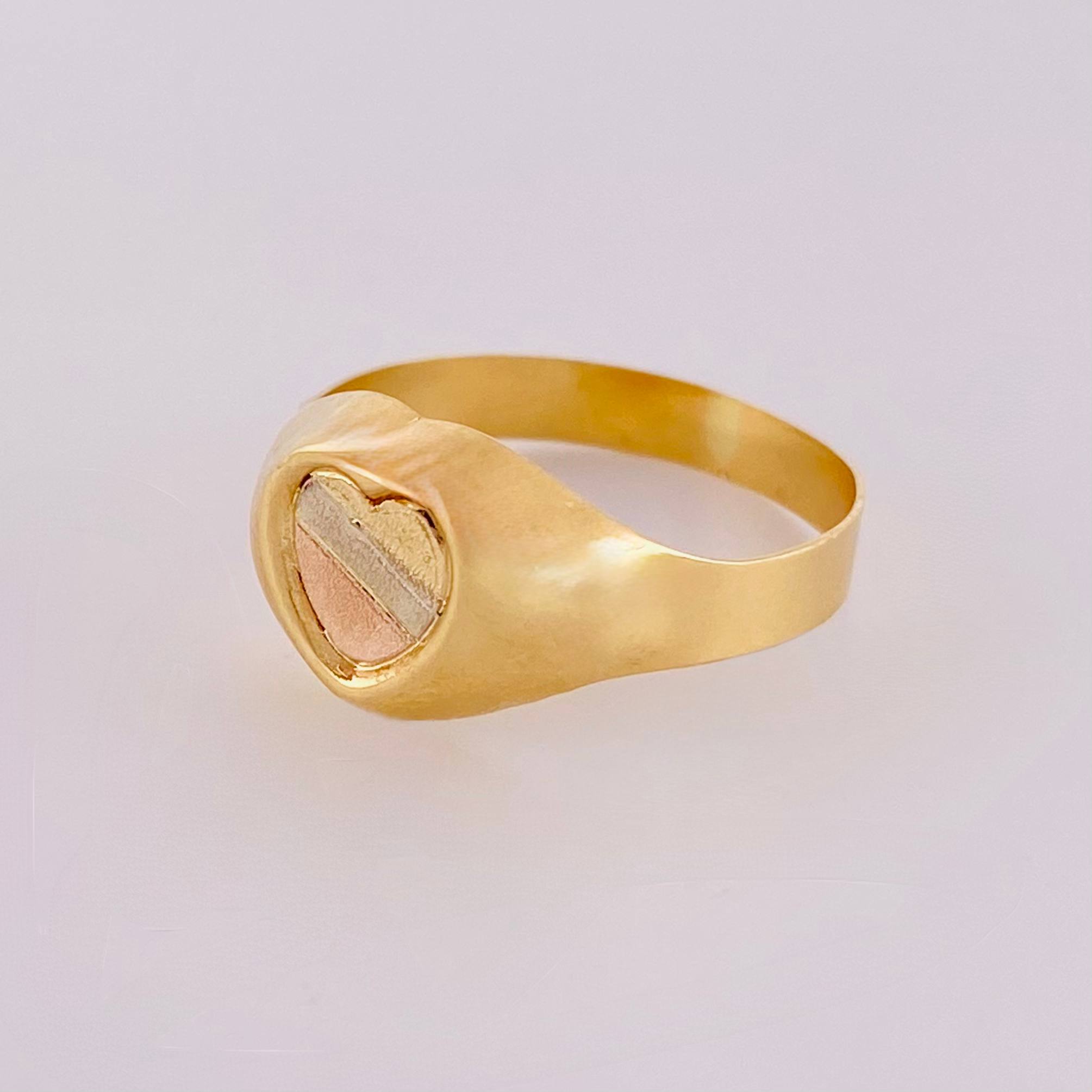 Anillo Sello Corazón 1.8 g / T7 1/2 Tres Oros 18K