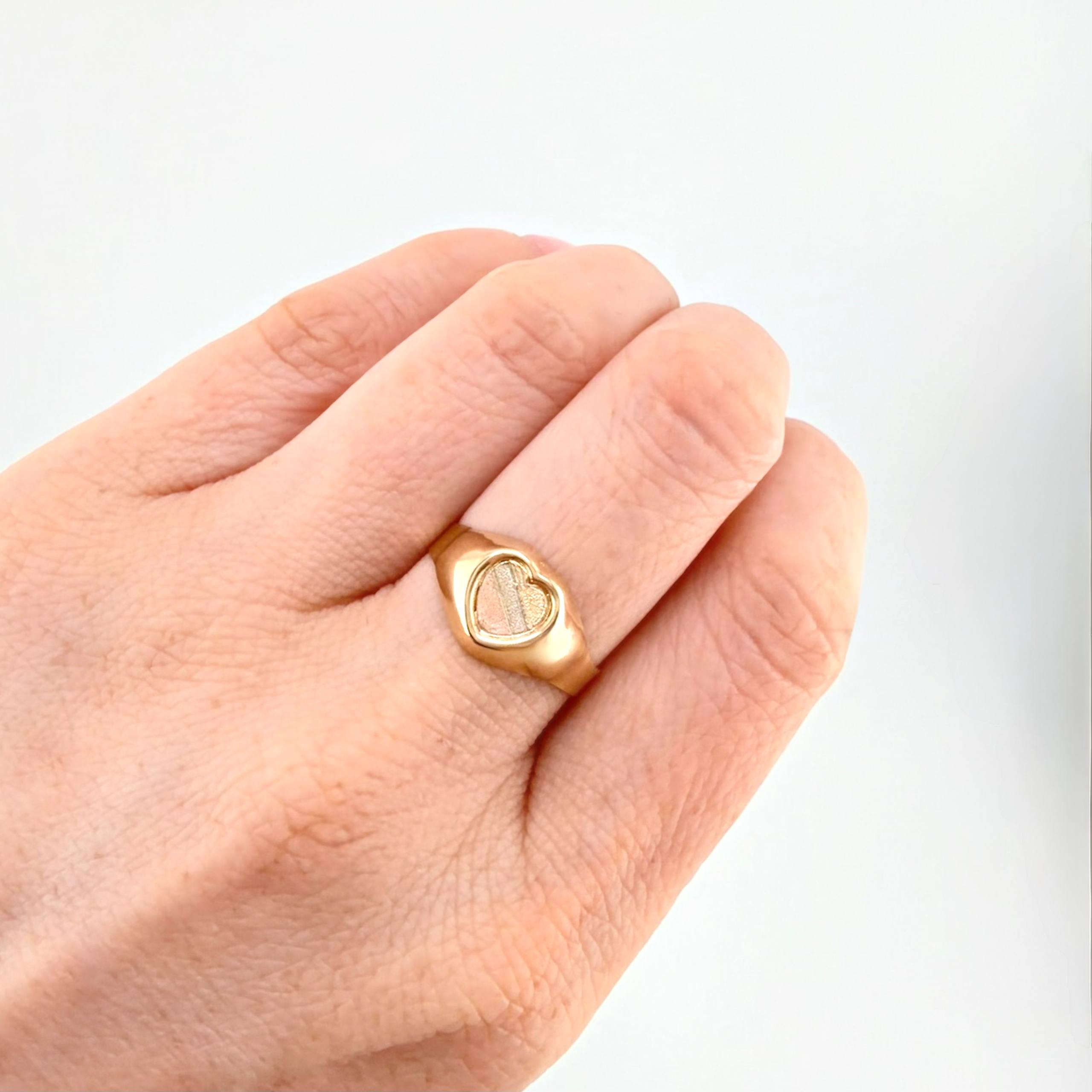Anillo Sello Corazón 1.8 g / T7 1/2 Tres Oros 18K