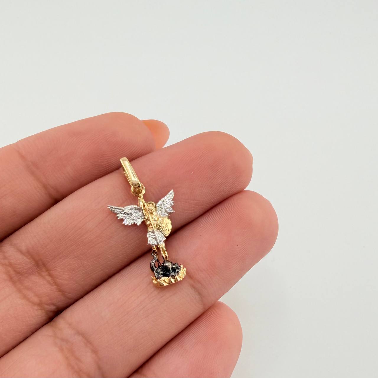 Dije San Miguel Arcangel 1gr / 2.3cm / Dos Oros Amarillo Blanco 18K