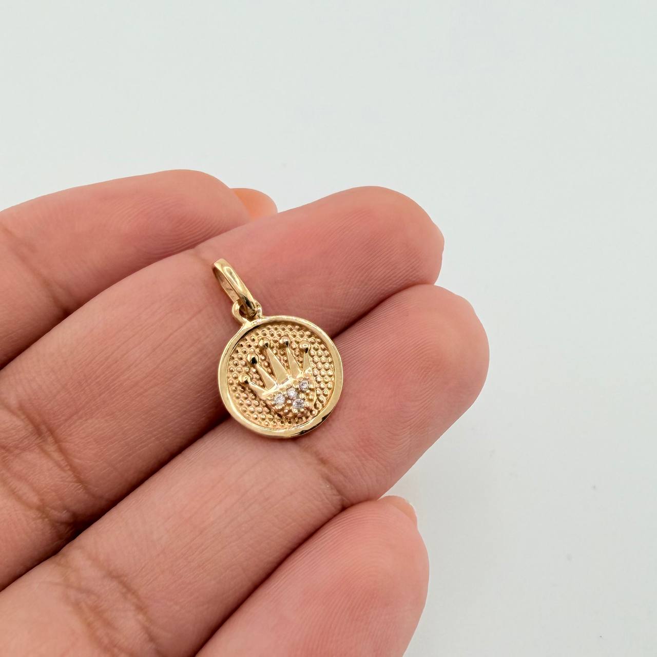 Dije Medalla Texturizada Corona 1gr / 1.8cm / Oro Amarillo 18K