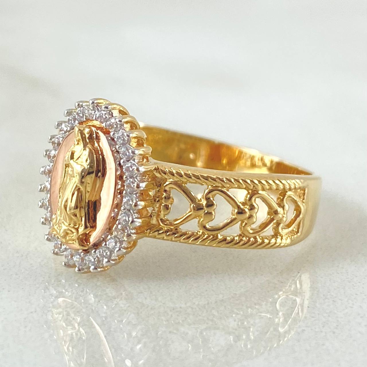 Anillo Virgen de Guadalupe Corazones Bordeado 3.85gr / T7 1/2 / Tres Oros 18K *
