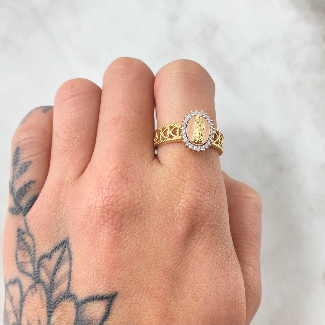 Anillo Virgen de Guadalupe Corazones Bordeado 3.85gr / T7 1/2 / Tres Oros 18K *