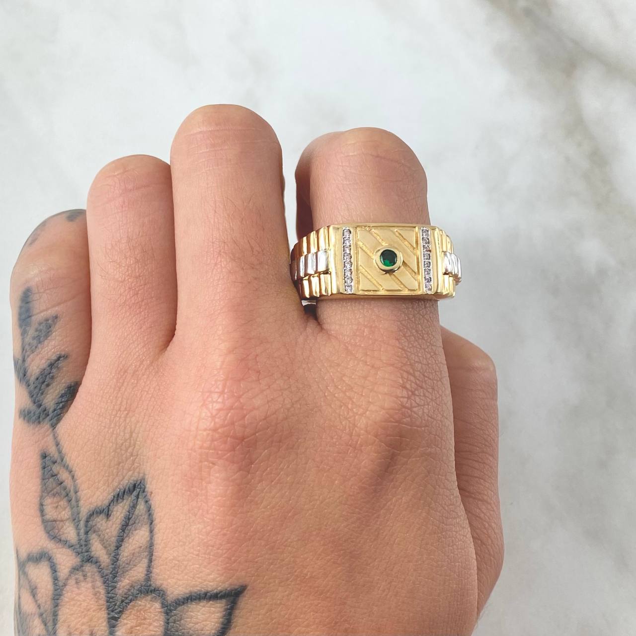 Anillo Correa Sello Cuadrado Incrustado 8.2gr / T10 3/4 / Dos Oros Amarillo Blanco 18K *