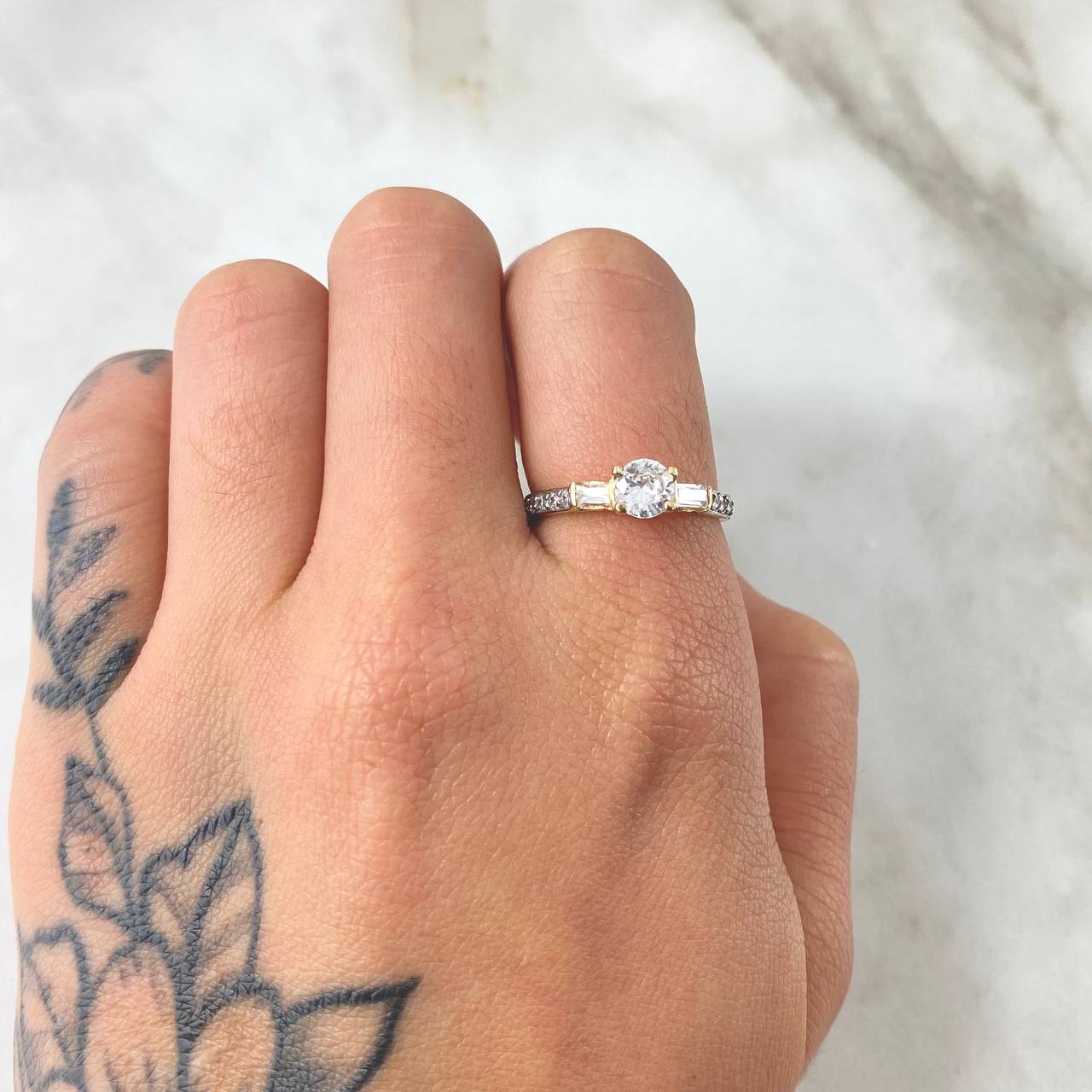 Anillo Solitario Imperial Tupido 2.1gr / T6 1/4 / Dos Oros Amarillo Blanco 18K