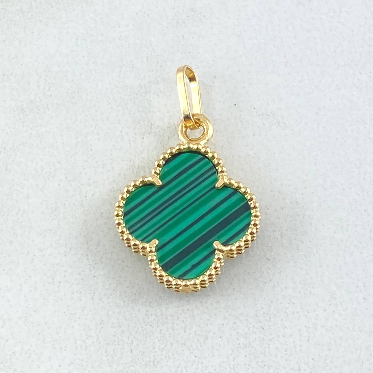 Dije Trebol Verde 1.55gr / 2.2cm / Oro Amarillo Nac.Esp. 18K ©