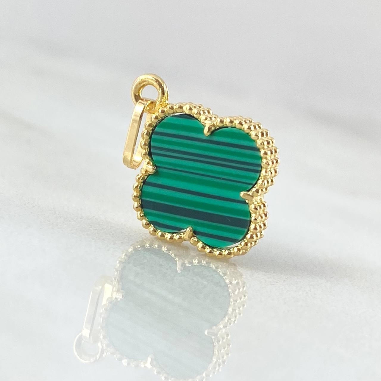 Dije Trebol Verde 1.55gr / 2.2cm / Oro Amarillo Nac.Esp. 18K ©