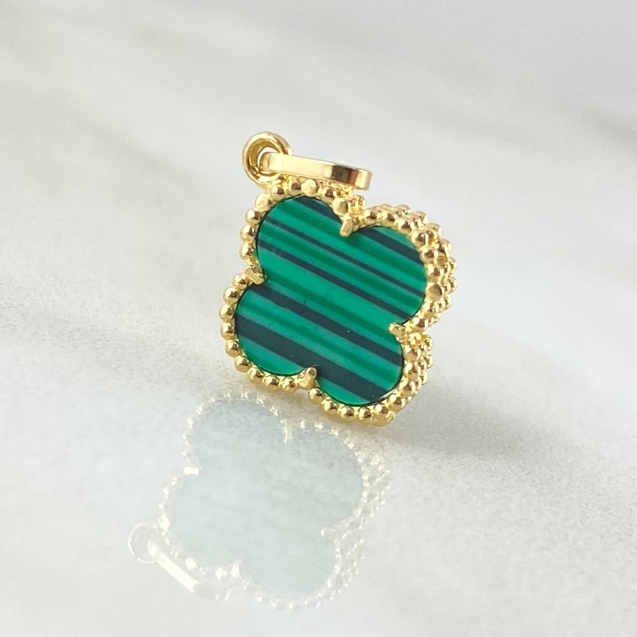 Dije Trebol Verde 1.3gr / 1.9cm / Oro Amarillo Nac.Esp. 18K ©