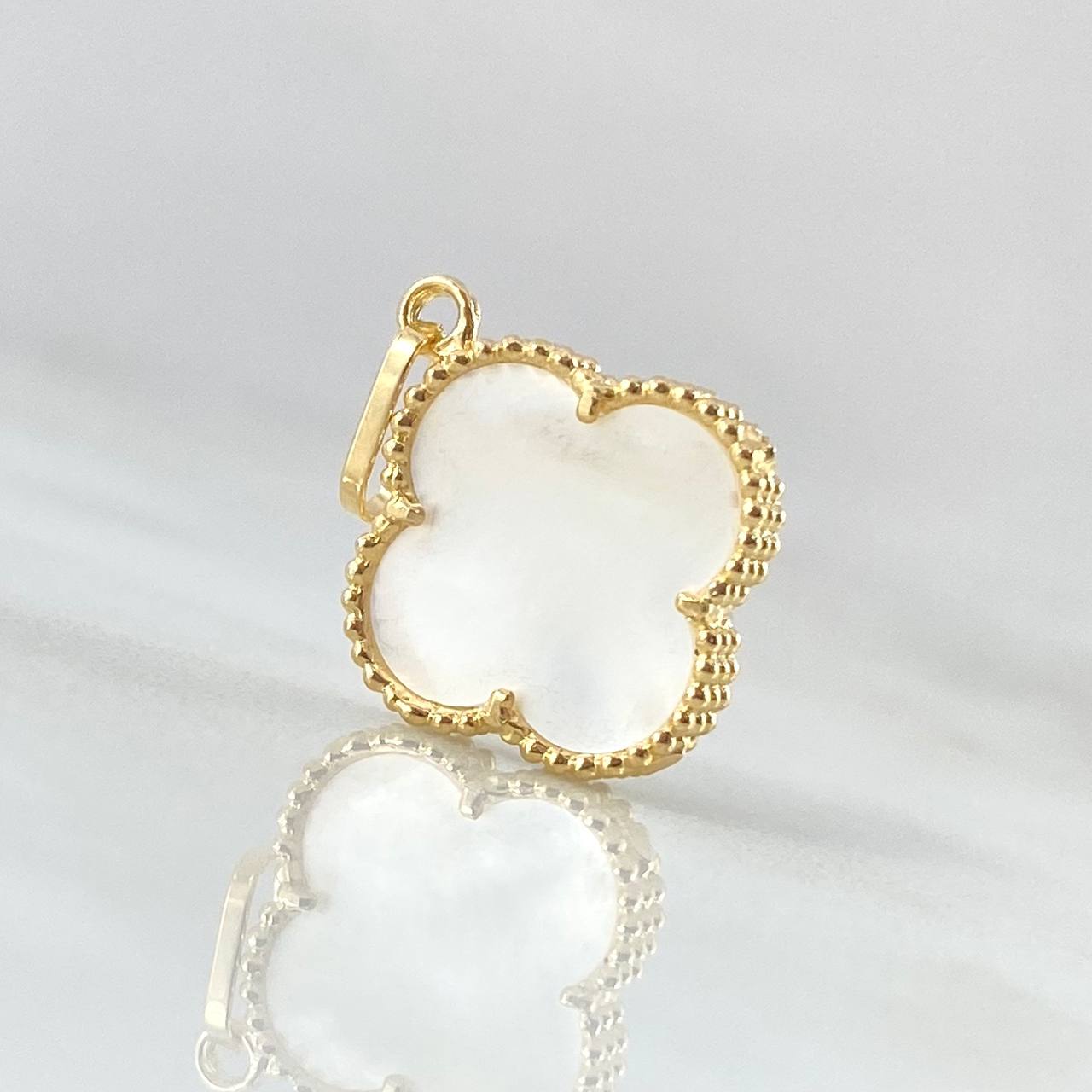 Dije Trebol Blanco 1.8gr / 2.2cm / Oro Amarillo Nac.Esp. 18K ©