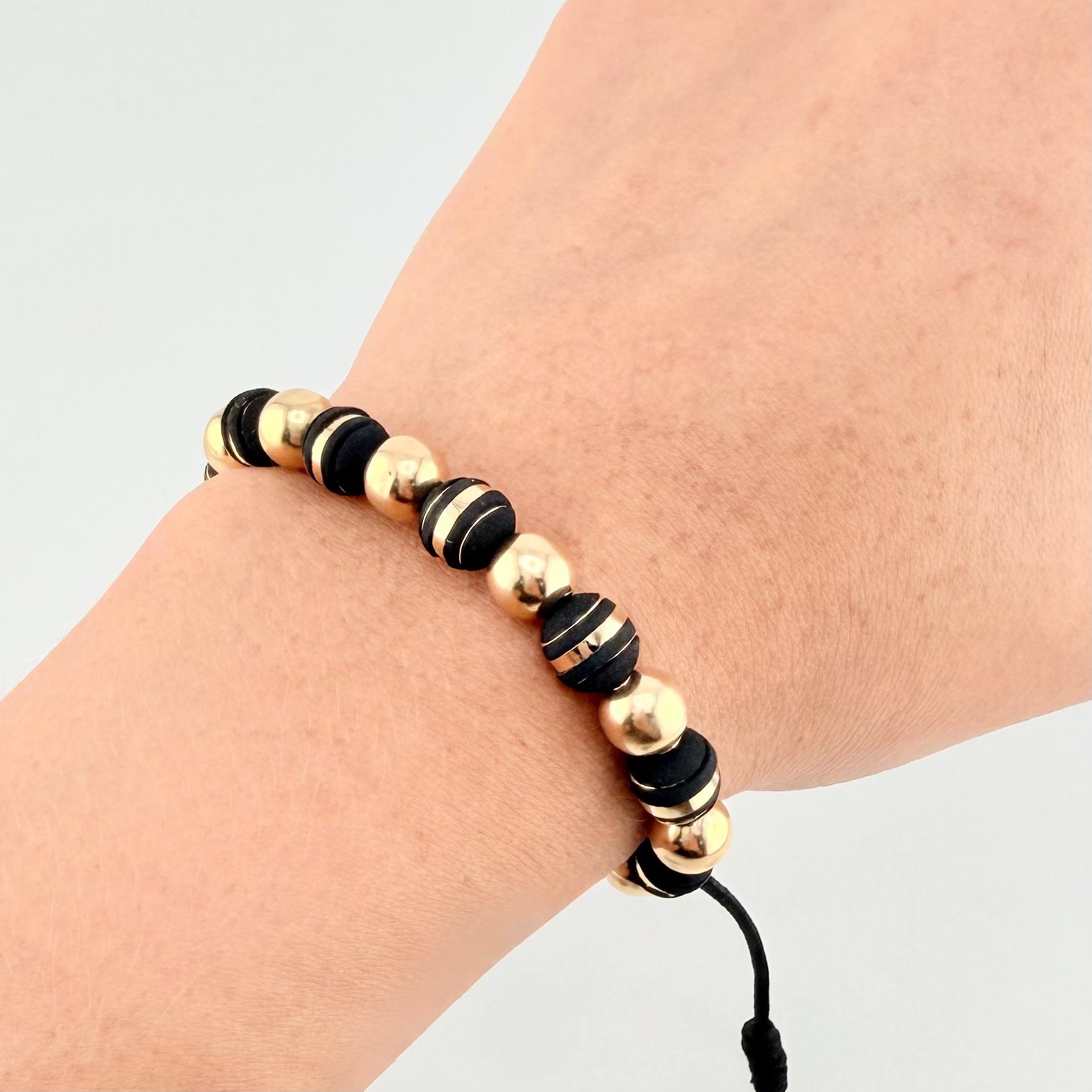 Pulsera Negra Neoros 9und Bolas 10und 2.5gr / 7mm Oro Amarillo 18K ©