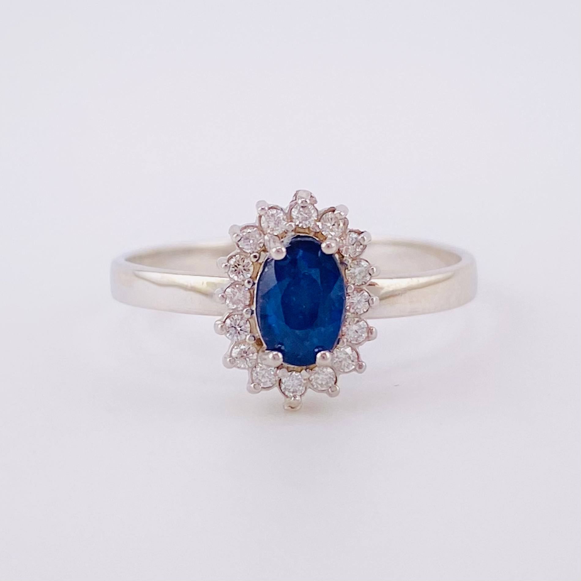 Anillo Óvalo Tupido Diamantes 32pts Zafiros 65pts 2.45g / T7 1/4 Oro Blanco 18K