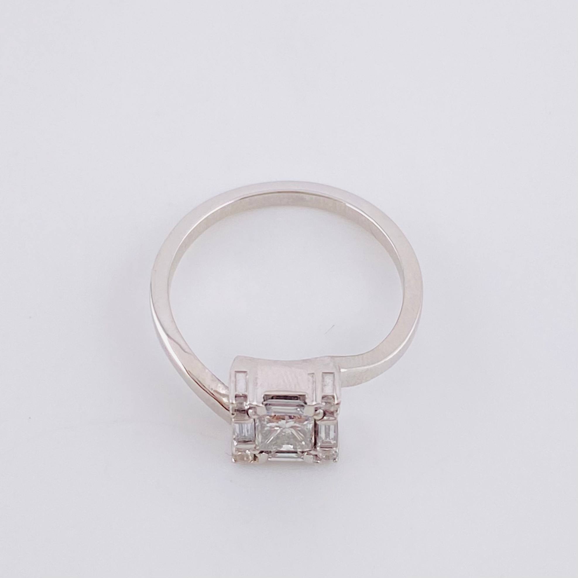 Anillo Cubo Diamantes 90pts 3.55g / T6 1/2 Oro Blanco 18K